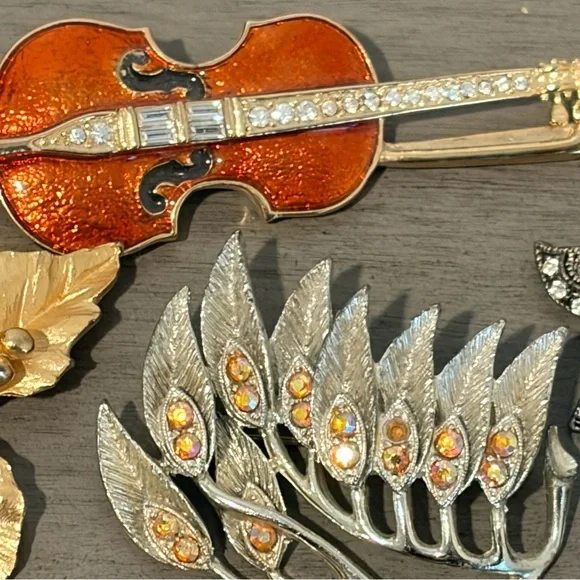 8 Vintage and Contemporary Brooch Set with Gold and Silver Accents rhinestones - Picture 5 of 8